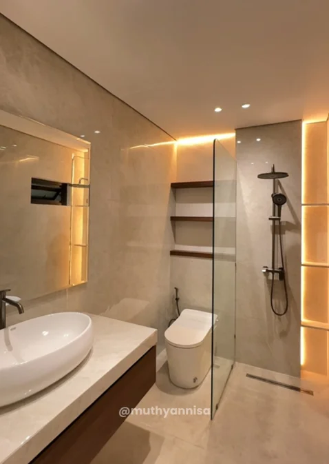 Kamar mandi ini menggunakan motif Archistone Bone